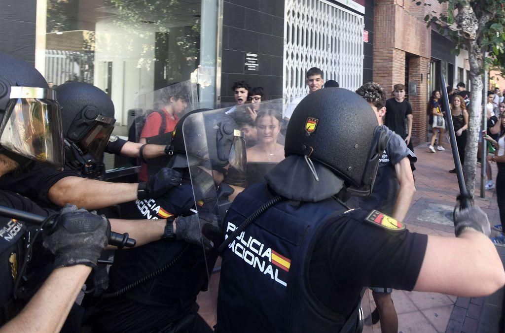 Todas las imágenes de la protesta por la Ebau y las cargas policiales junto a la Consejería de Educación