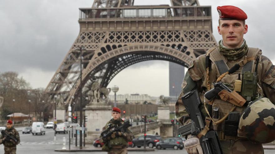 Militares franceses patrullan el perímetro de la Torre Eiffel.