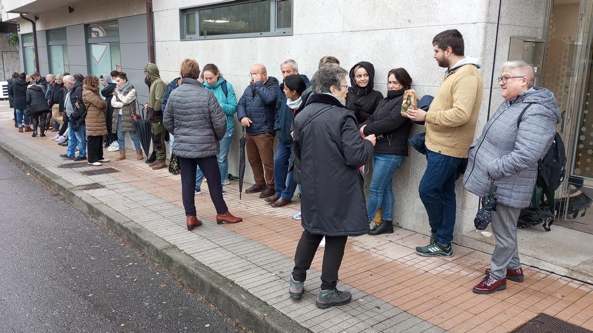 Pontevedreses hacen cola desde primera hora de la mañana