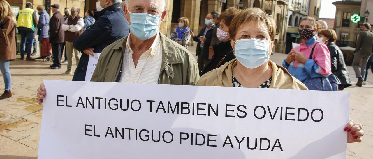 Los vecinos del Oviedo Antiguo claman contra el botellón: "La situación es insoportable, no podemos tener vida"