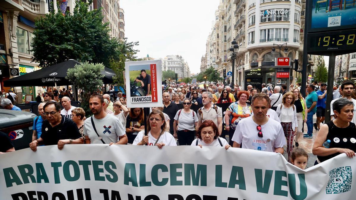 Una nueva manifestación en València con profesores y familias reclama la supresión del aforamiento de Carlos Mazón