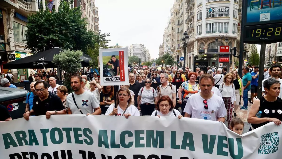 Una nueva manifestación reclama el fin del aforamiento de Mazón y critica la investigación parlamentaria