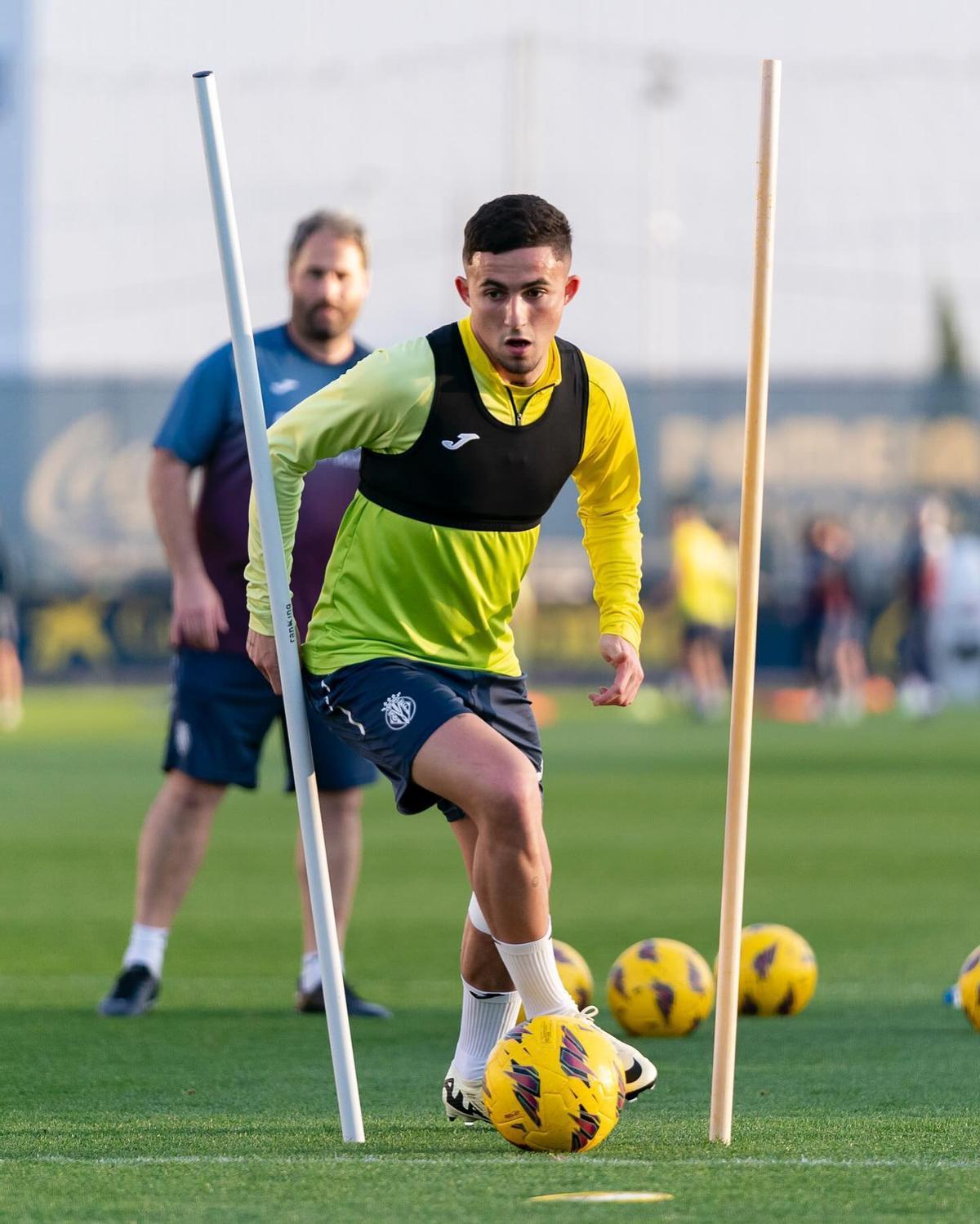 Yeremy Pino, jugador del Villarreal CF, haciendo circuitos con balón.