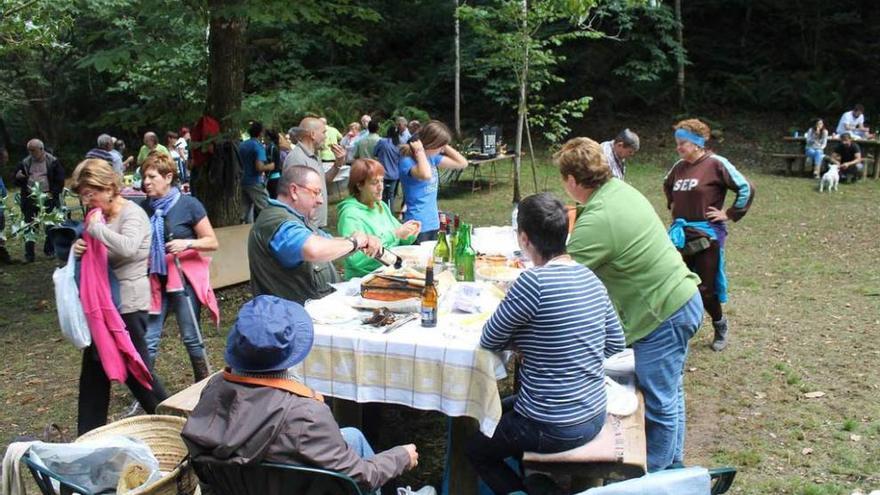 Vecinos de Villamayor participando en una comida campestre en El Chorrón.