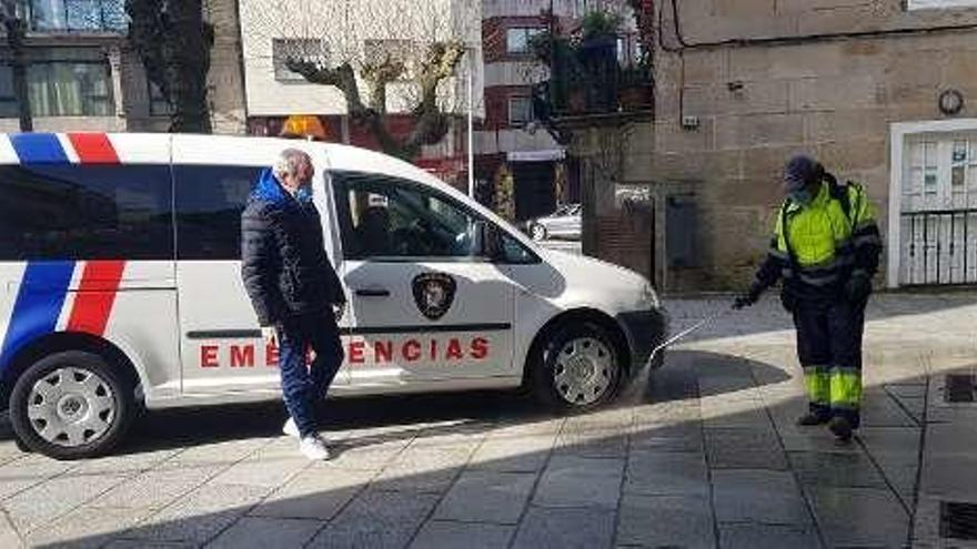 El alcalde apela a la necesidad de mascarillas para el personal. // FdV