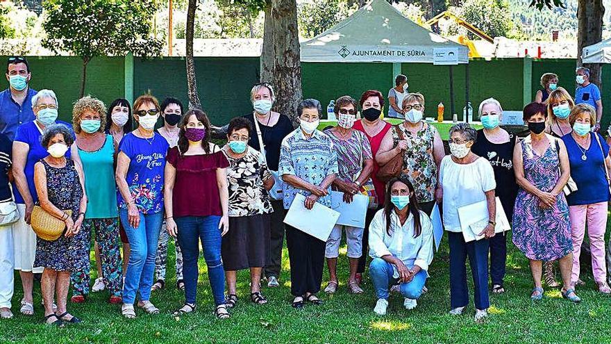 Grup de cosidores homenatjades que van assistir a l&#039;acte que es va fer al parc Macary i Viader