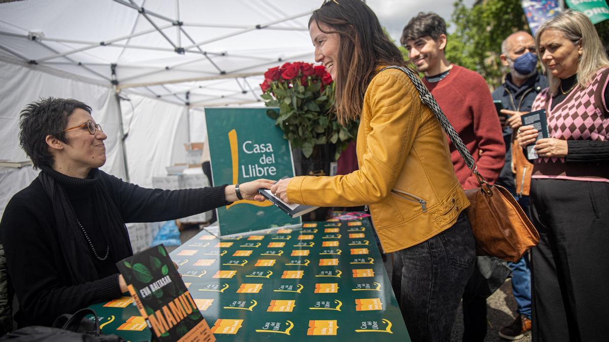 Eva Baltasar, con una lectora en el estand de Casa del Llibre de paseo de Gràcia.