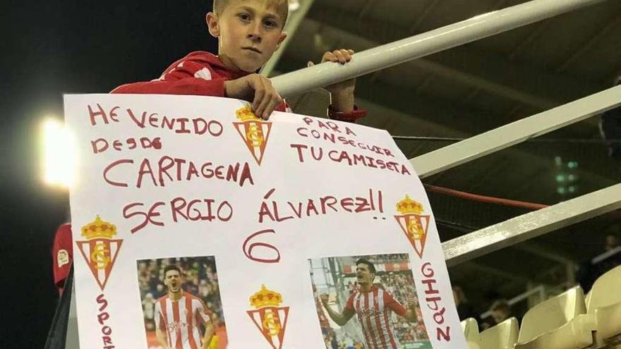 Andrés posa con su pancarta en el Artés Carrasco.