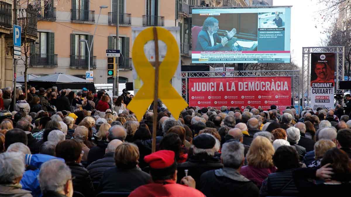 Òmnium instala pantalla en la calle para seguir la declaración de Cuixart