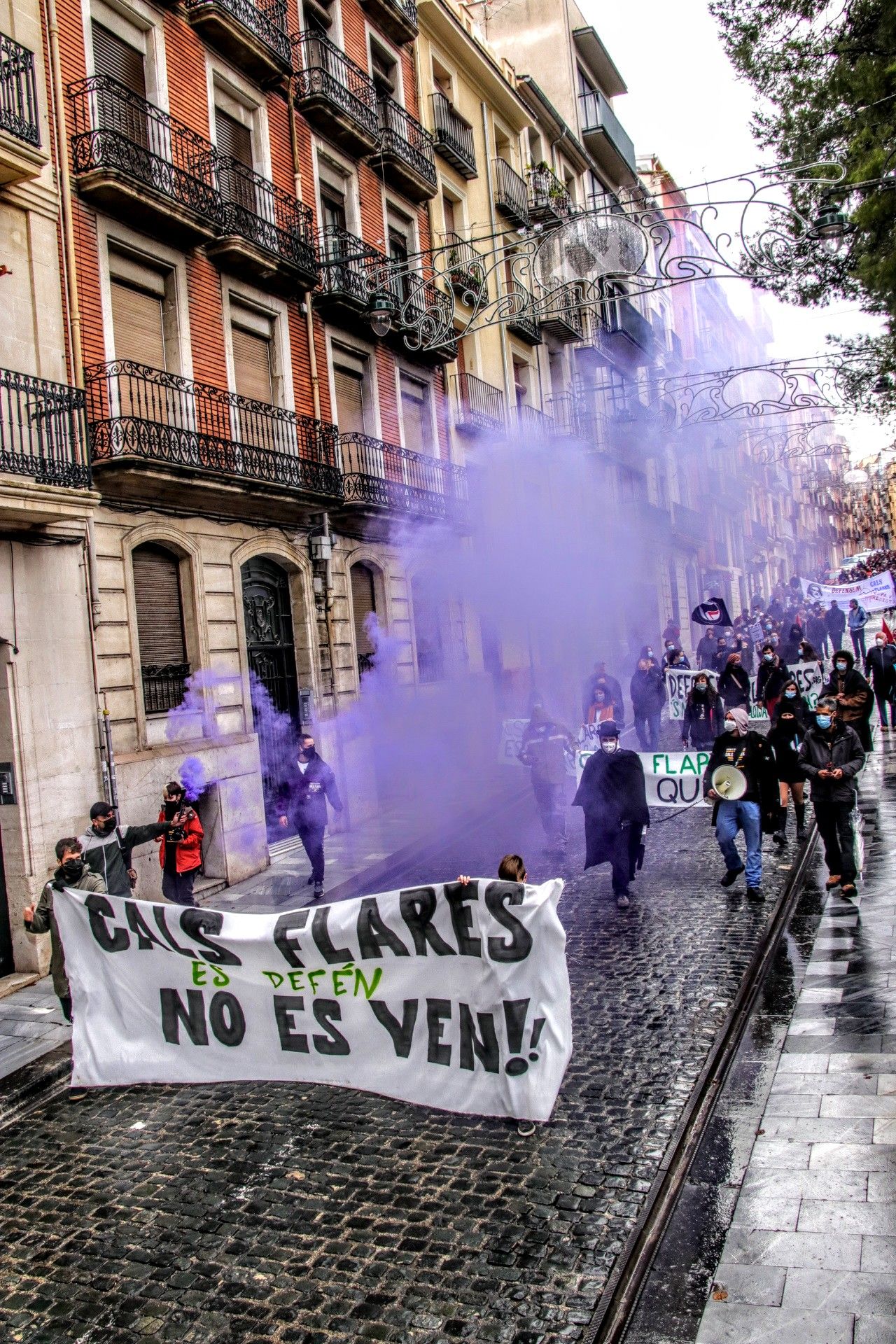 Varios centenares de personas se manifiestan por el centro social Cals Flares de Alcoy