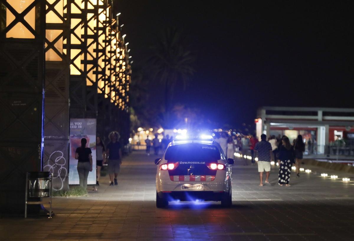 Un vehículo policial en la zona de ocio nocturno junto al Port Olímpic.