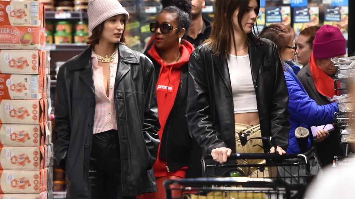 Kendall Jenner y Bella Hadid hacen la compra juntas en Nueva York con sendos looks rematados con una chaqueta de cuero larga