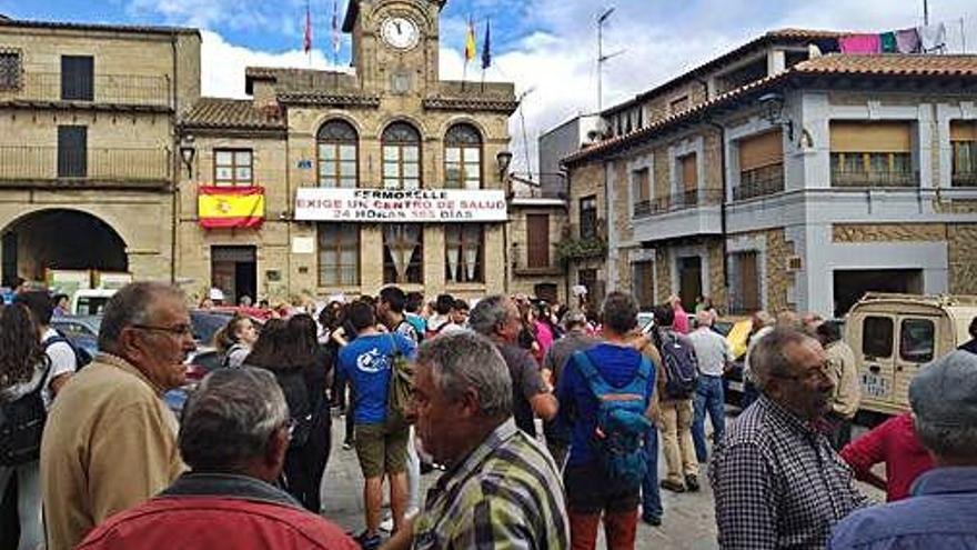 Concentración de personas en la Plaza Mayor de Fermoselle.