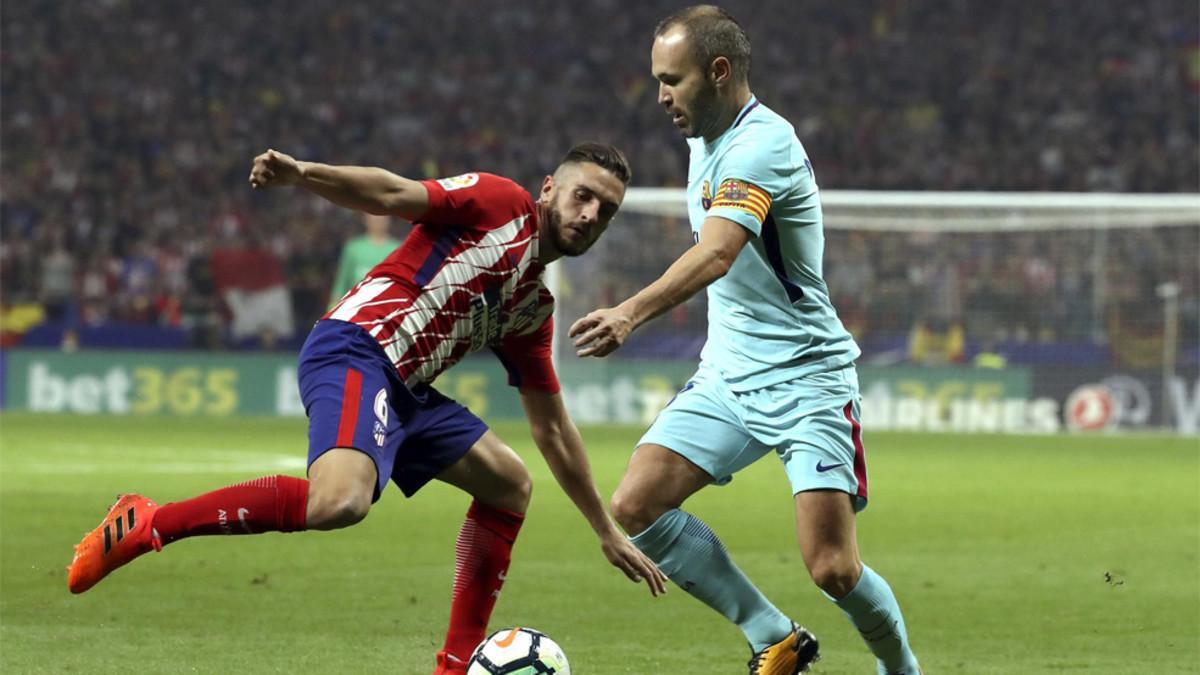 Koke disputa el balón a Andrés Iniesta en el Atlético-Barça de la Liga 2017/18