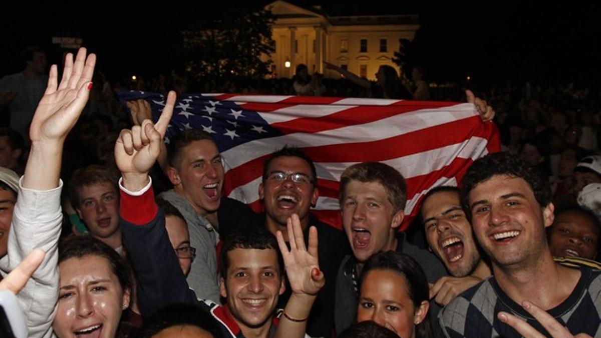 Cientos de jóvenes con banderas de EEUU celebran la muerte de Bin Laden, en Washington.