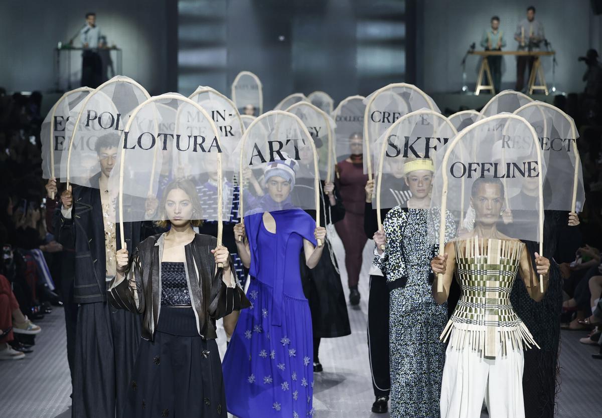 Modelos presentan creaciones de la marca de moda SKFK