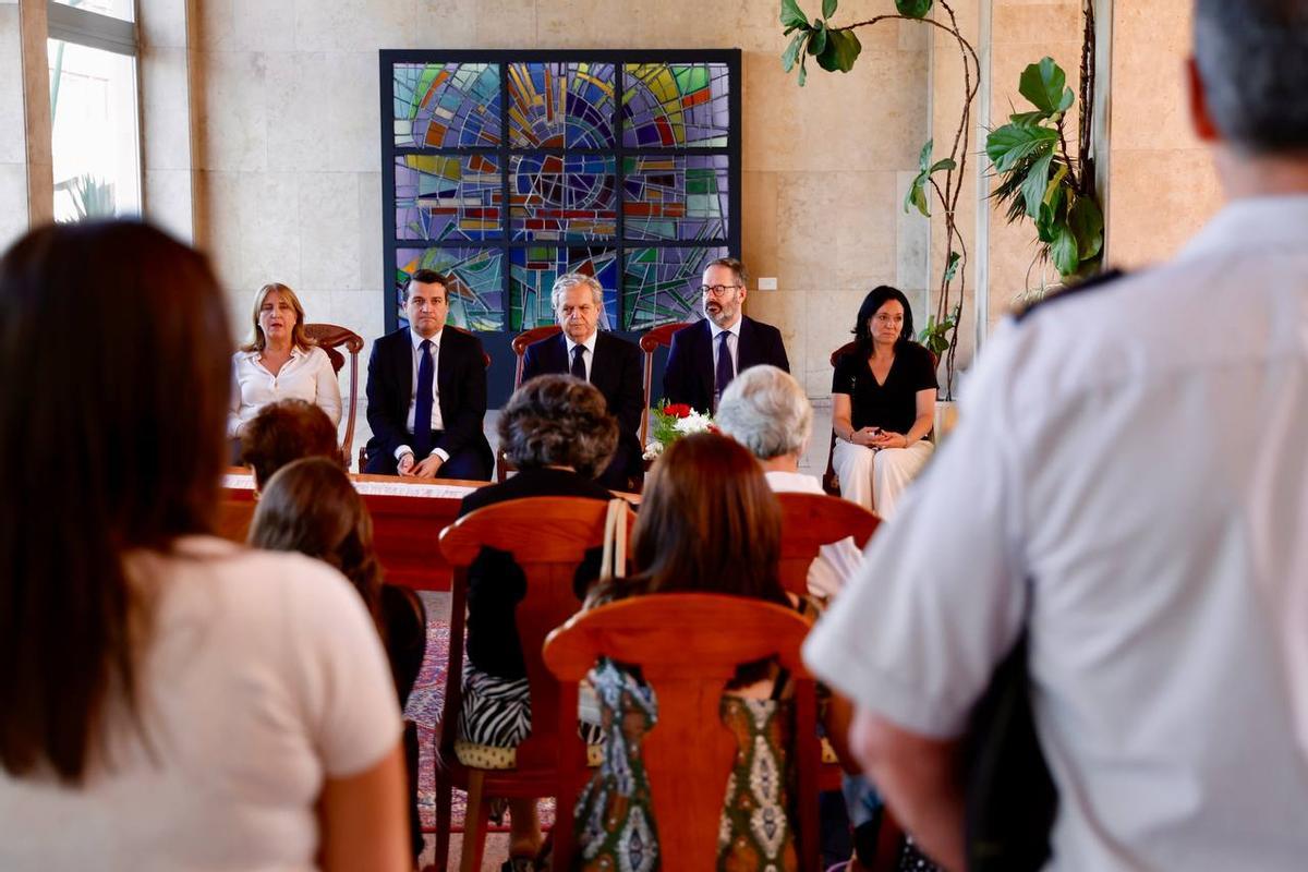 La subdelegada del Gobierno, Ana López; el alcalde de Córdoba, José María Bellido; el presidente de la Diputación, Salvador Fuentes, el delegado de la Junta, Adolfo Molina, y la secretaria general del PSOE de Córdoba, Rafi Crespín, en la capilla ardiente de rafi Valenzuela.