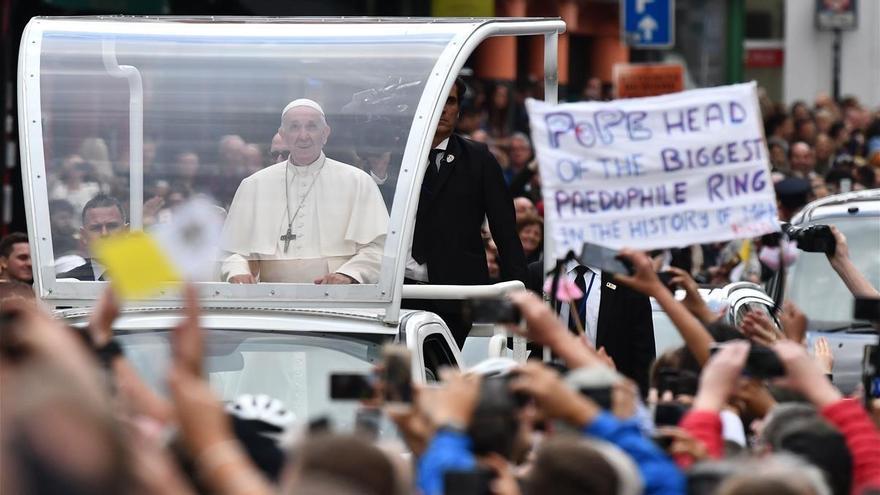 El Papa llega a Irlanda pidiendo perdón por los abusos