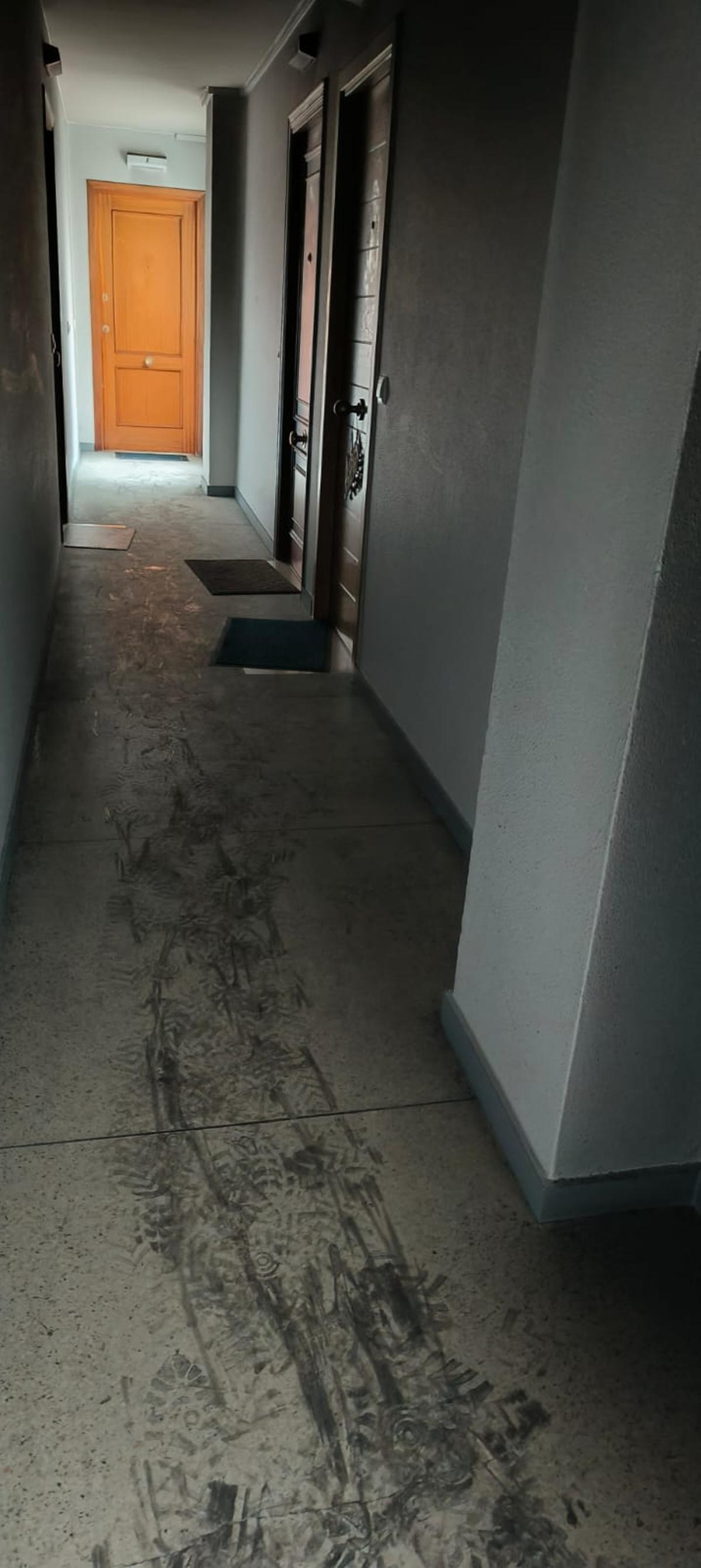 Así quedaron el cañón de las escaleras y los pasillos en el edificio del incendio mortal en la calle San Isidoro, en la Sagrada Familia de A Coruña.