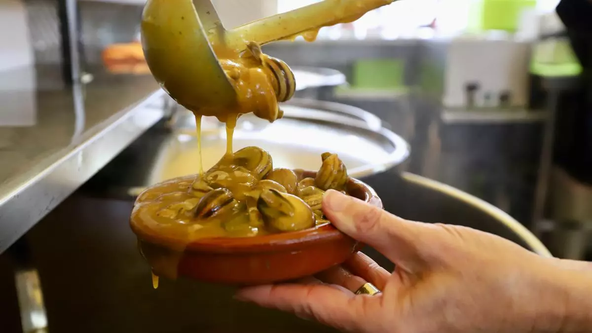 Guía para degustar los caracoles en Córdoba: calendario, horario, puestos, mapa y recetas