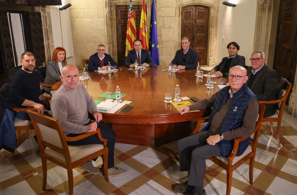 El president Juanfran Pérez Llorca junto a los representantes de las principales organizaciones agrarias, en el Palau de la Generalitat.