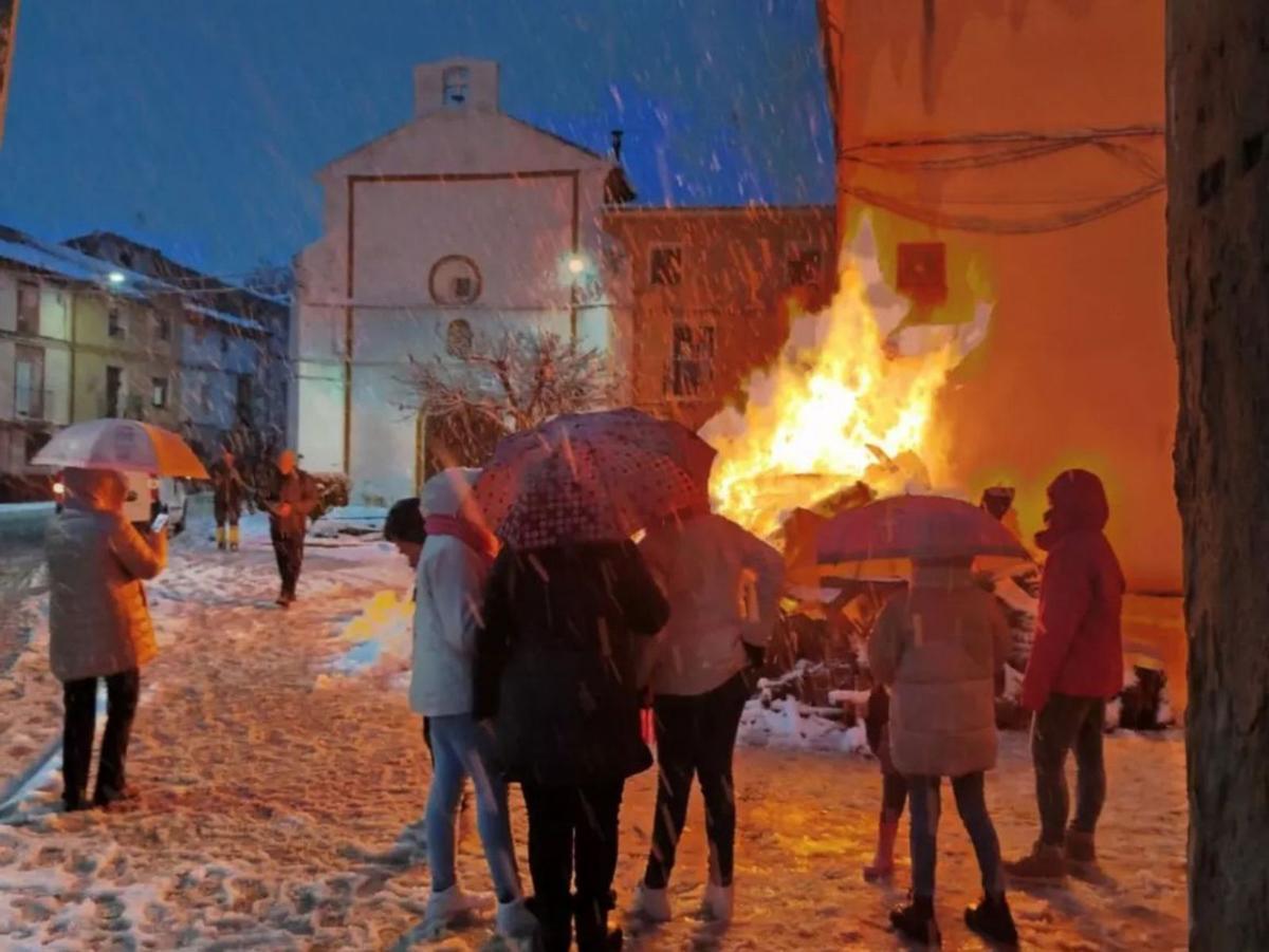 Pedrola disfrutó de la hoguera en honor a San Sebastián en medio de la nevada. | SERVICIO ESPECIAL