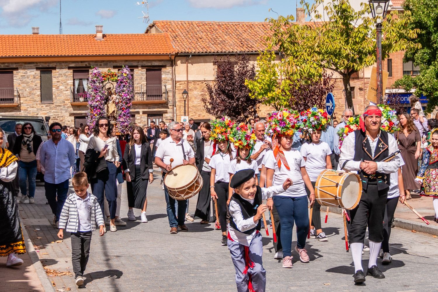 Tábara festeja la Virgen del Camrne más femenina