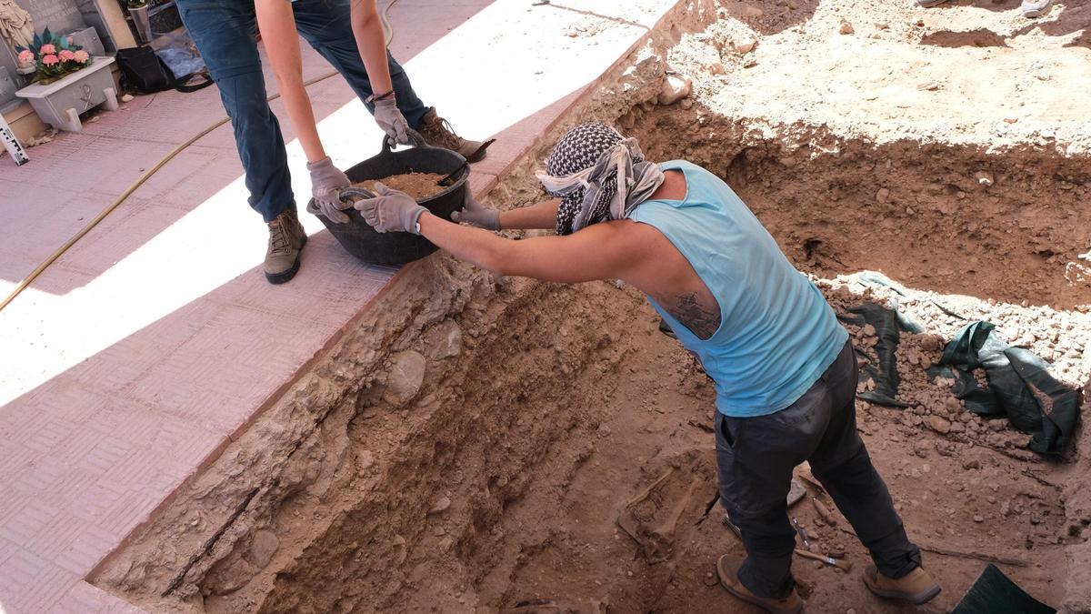 Trabajos de excavación en la fosa común del cementerio de Monóvar.