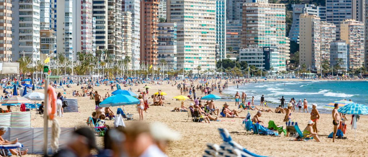 Turistas en la playa de Levante de Benidorm a principios de marzo, cuando todavía no se había producido la hecatombe