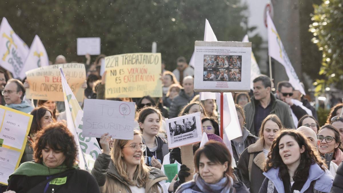 Manifestación de médicos por las calles de Oviedo.