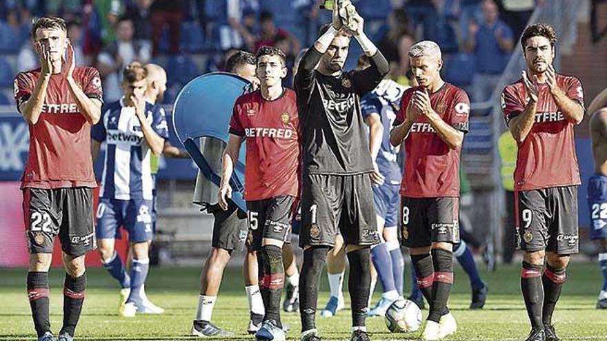 Budimir, Gámez, Reina y Salva Sevilla, al finalizar el encuentro frente al Alavés.