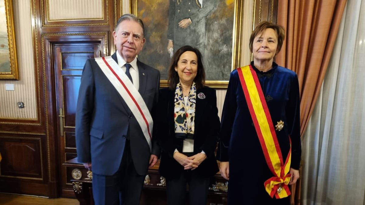 Alfredo Canteli y Carmen Moriyón, distinguidos por la ministra de Defensa: "Sentimos honor y emoción"