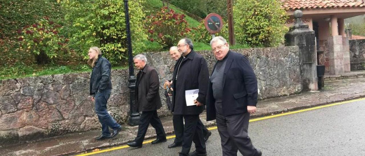 En el centro, Camilo Lorenzo, junto al arzobispo de Oviedo, Sanz Montes, segundo por la derecha.