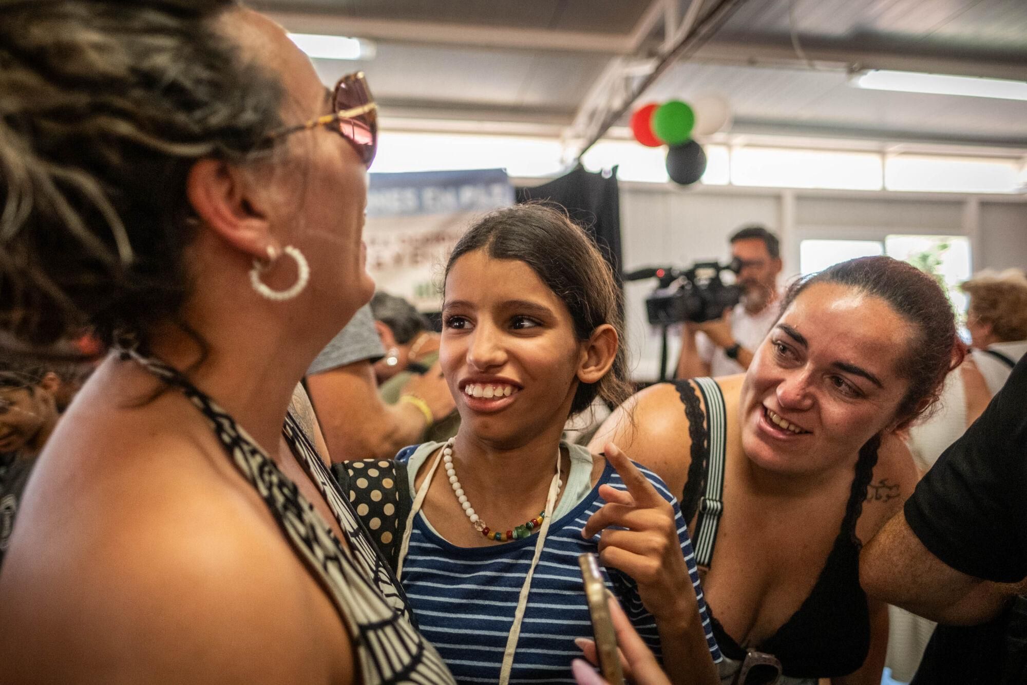 Recepción de los niños de los campamentos saharauis del programa Vacaciones en paz por sus familias de acogida