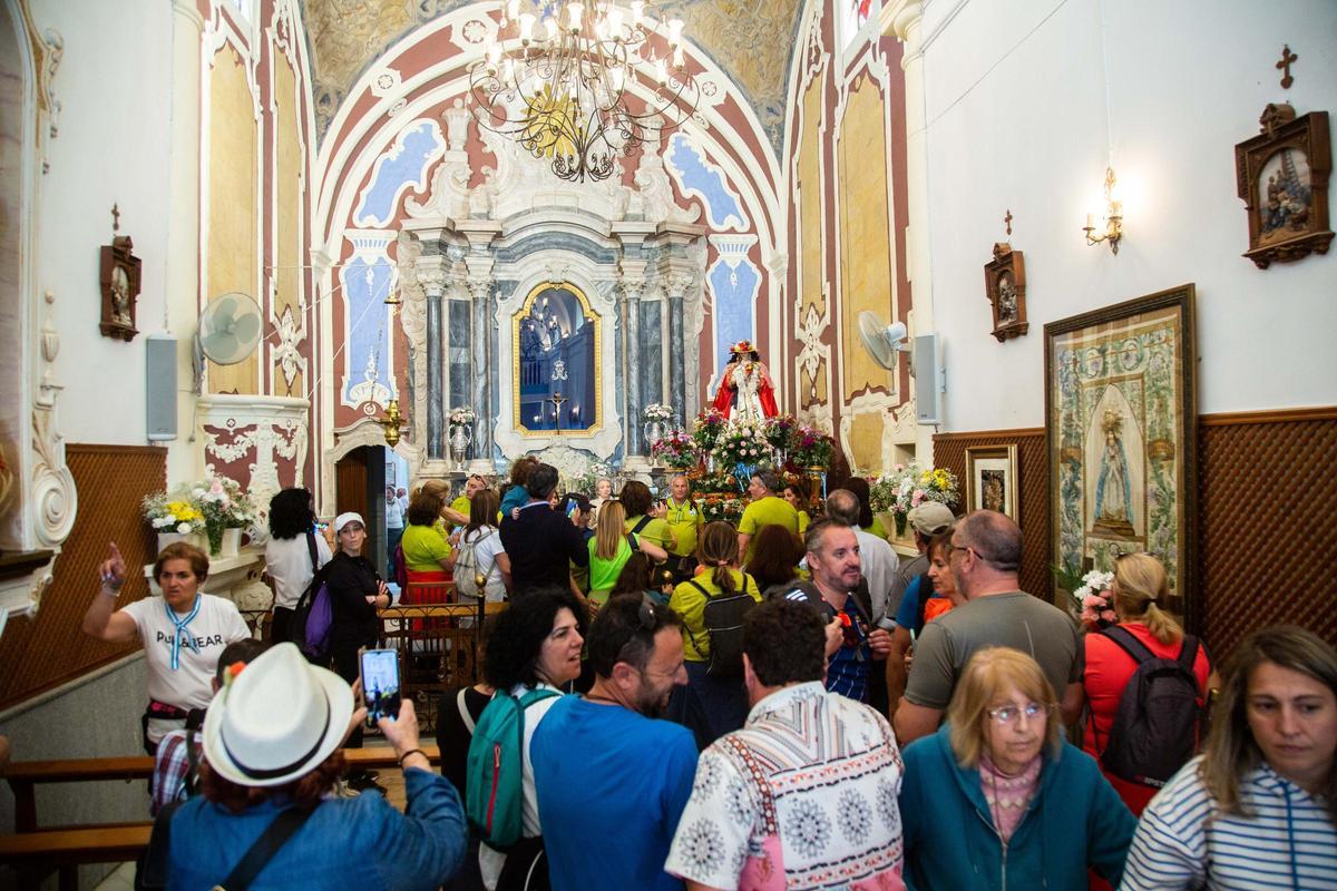 Numerosos romeros ante la Virgen de Bótoa tras realizar el camino andando