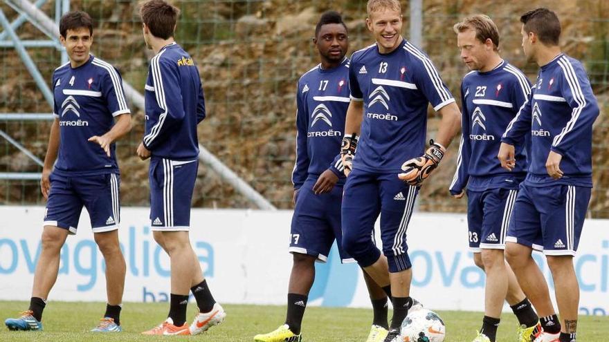 Oubiña, Aurtenetxe, de espaldas, Madinda, Yoel, Krohn-Dehli y Hugo Mallo, durante el entrenamiento matinal de ayer en A Madroa. // José Lores