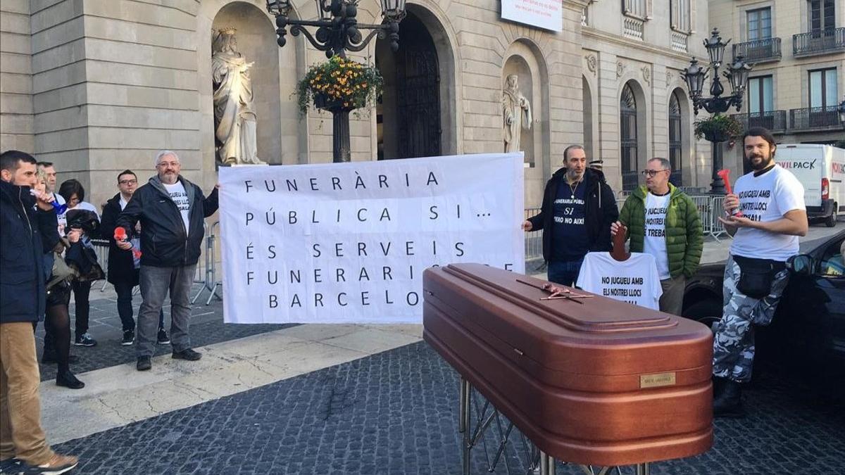 Protesta de trabajadores de funerarias delante del Ajuntament de Barcelona, este miércoles