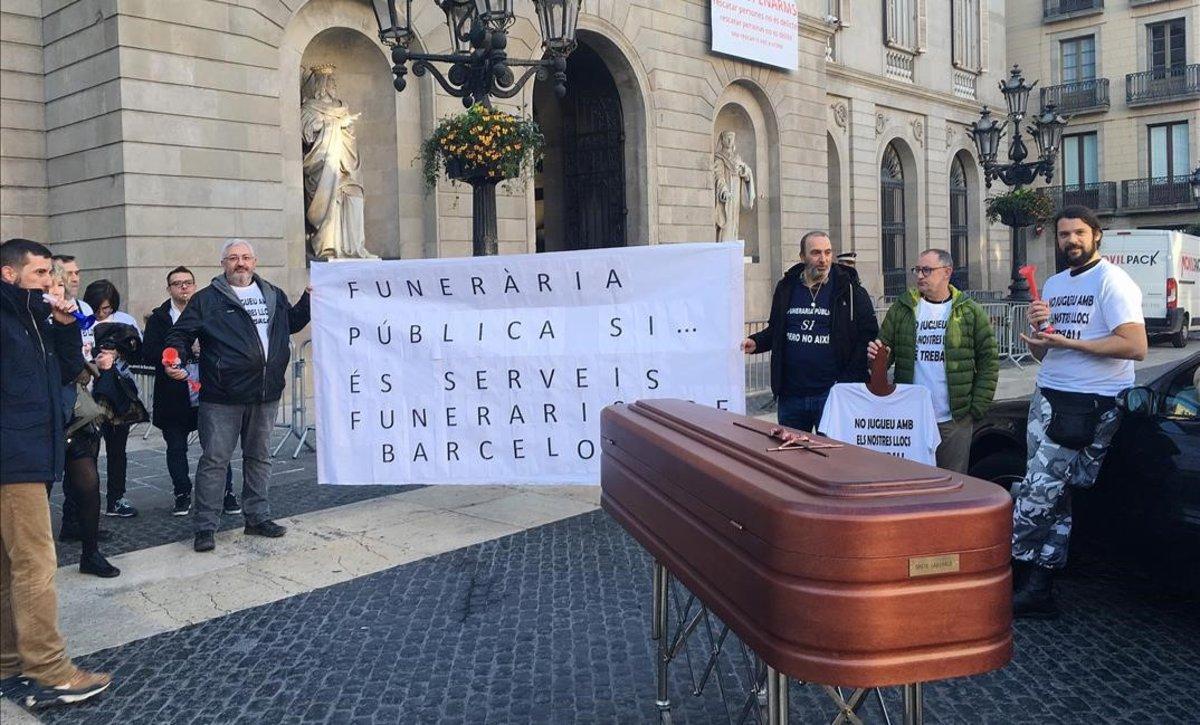 Protesta de trabajadores de Serveis Funeraris delante del ayuntamiento, durante el mandato anterior.