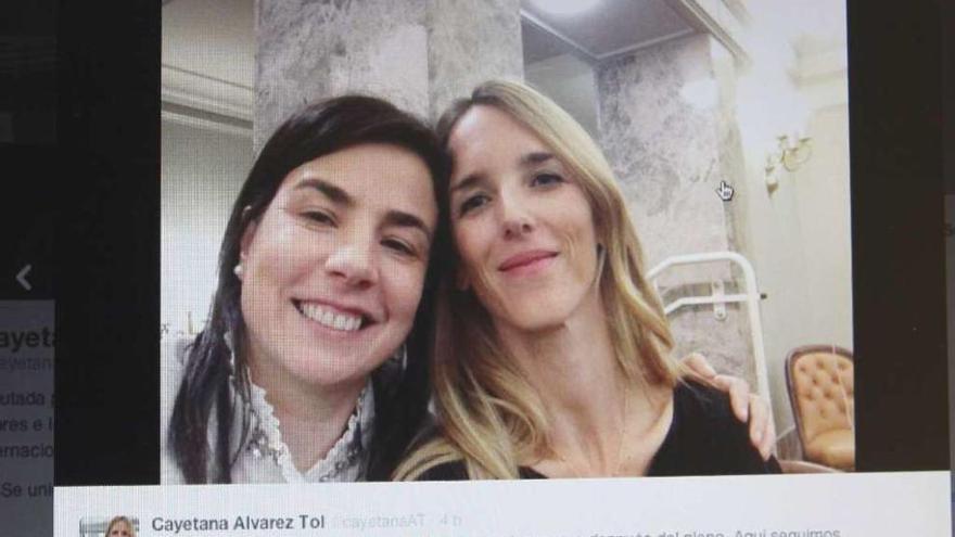 Ana Belén (izda.) y Cayetana, con el selfie que colgaron en Twitter para desmentir la trifulca. // I.Osorio