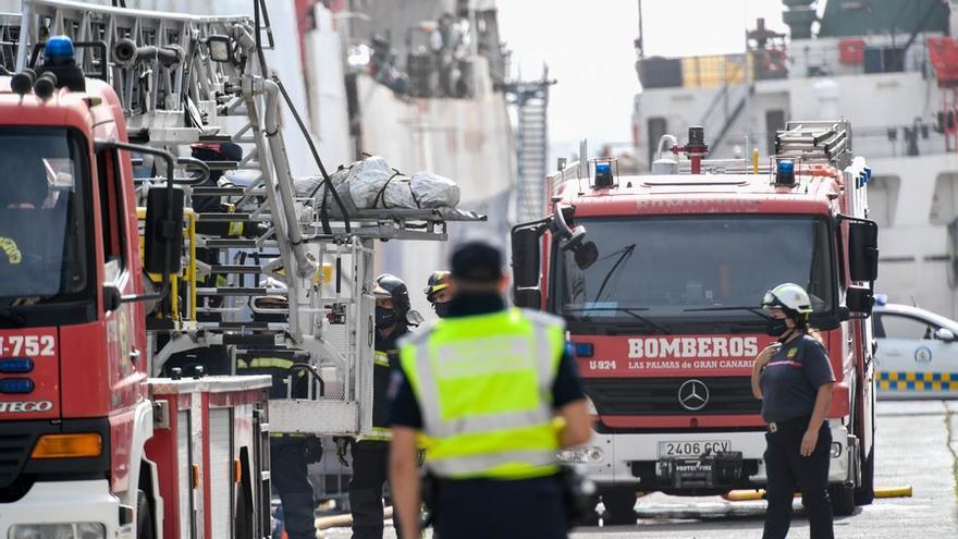 Extinguido el incendio en un barco en el puerto de La Luz con tres fallecidos