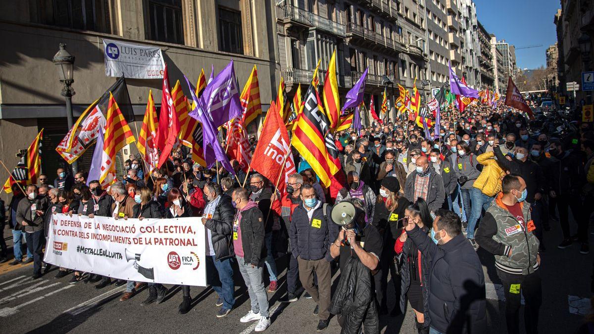 Protesta de trabajadores del metal por la Via Laietana de Barcelona.