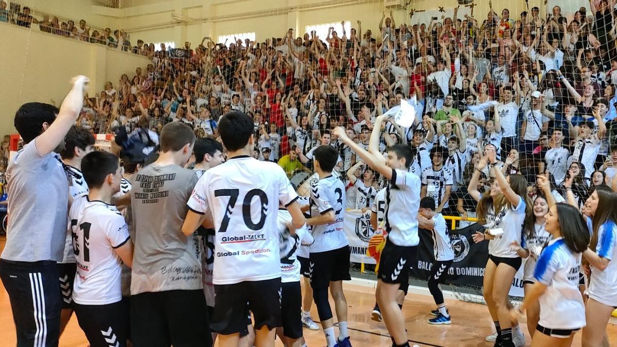 Los jugadores del infantil del Dominicos, celebrando el Campeonato de España conseguido ante un abarrotado Salduba.