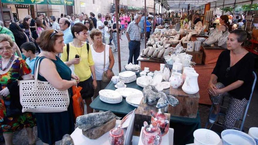 Decenas de personas en la plaza de Claudio Moyano durante la tarde de ayer.