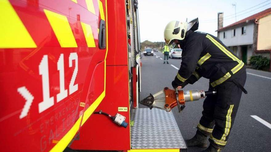 Piden un equipo de bomberos para la zona y una base de ambulancia para Cerdedo. // Bernabé/Luismy