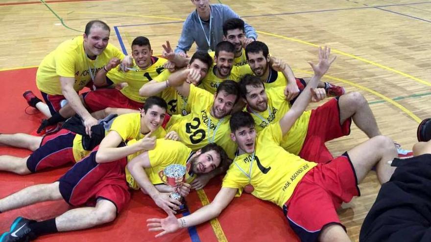 Jugadores y cuerpo técnico del Syngenta Seis do Nadal celebran el ascenso a Liga EBA. // FDV