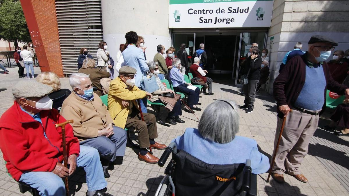 Personas esperan en la puerta del Centro de Salud San Jorge de Cáceres.