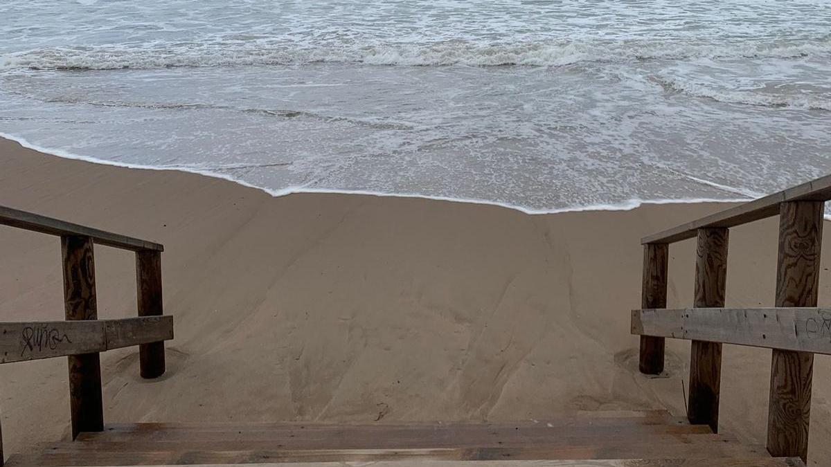 La playa de El Perelló se ha vuelto a quedar casi sin arena.