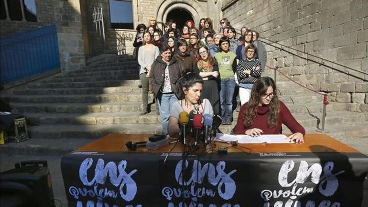 Acto de la CUP en contra de la ola de insultos y descalificaciones machistas contra sus diputadas.