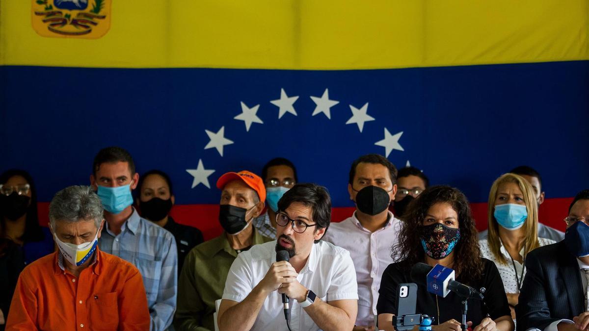 El exdiputado opositor venezolano Freddy Guevara habla durante una rueda de prensa hoy, en Caracas (Venezuela).