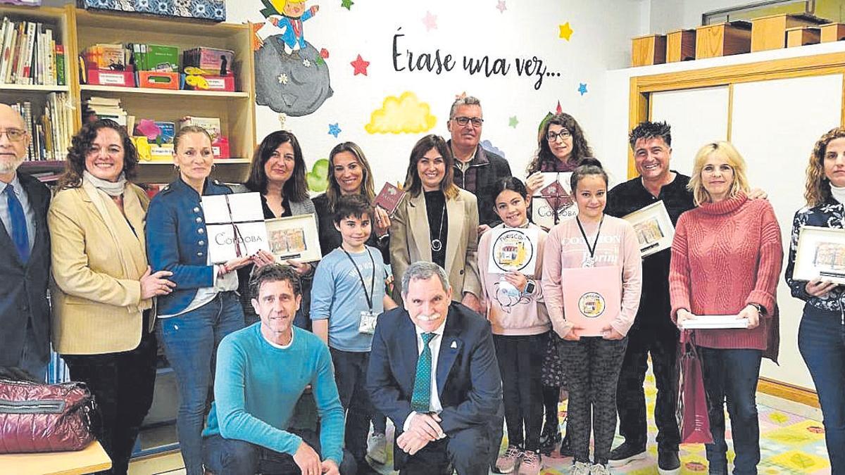 Imagen de archivo de profesorado del CEIP Eduardo Lucena, con autoridades.